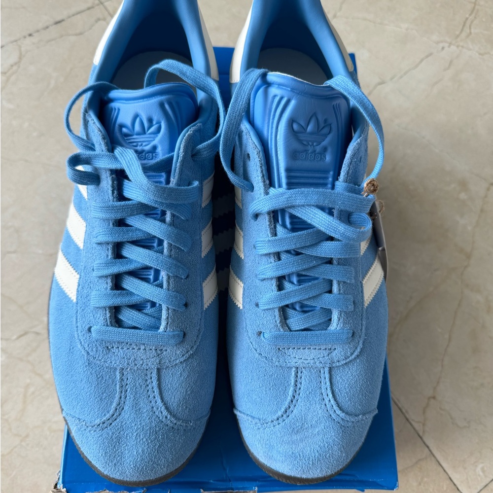 Never been worn. Blue and white mens sambba gazelles size 9.5